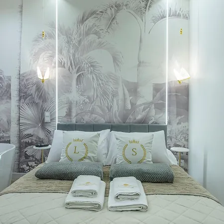 Jacuzzi Mirror Luxury דירה
