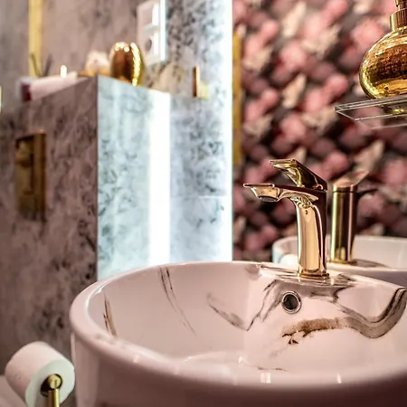 Jacuzzi Mirror Luxury דירה